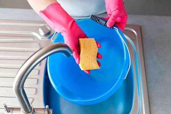 How many domestic helpers can UAE Golden Visa holder sponsor