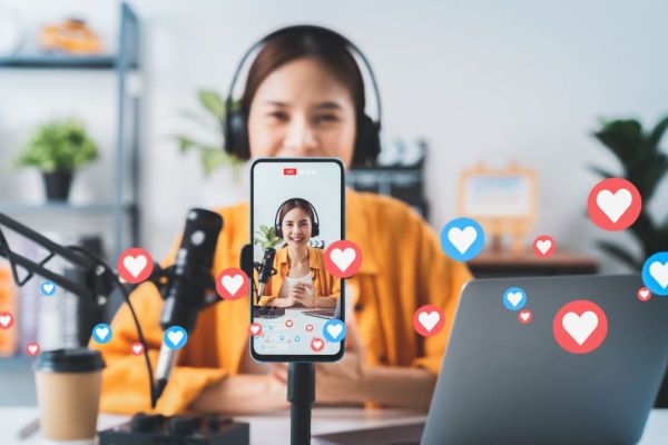 Up to Dh10,000: Abu Dhabi Imposes Fines on Unlicensed Social Media Influencers from July