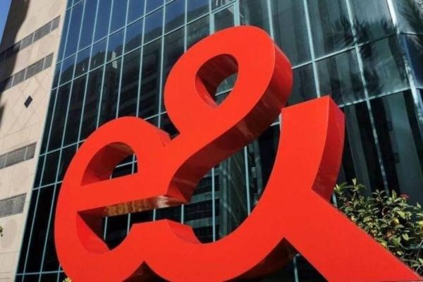 e& CEO Hatem Dowidar Analyzes Impressive H1 2024 Financial Results