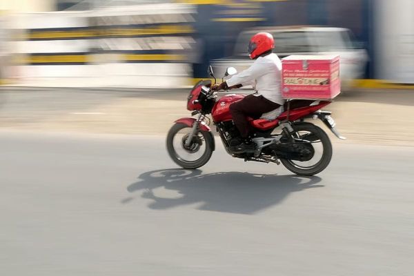 Dubai Delivery Riders Receive Time Off and Complimentary Meals During Iftar