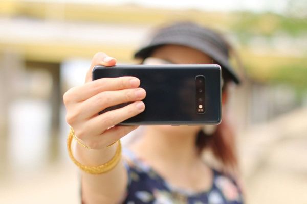 UAE Residents Warned: Posting High-Resolution Photos on Social Media Poses Security Risks