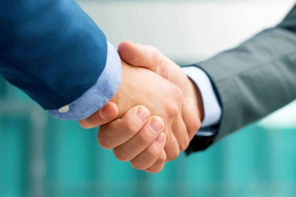 How to Move from "Chatting" to "Closing" in the UAE Market