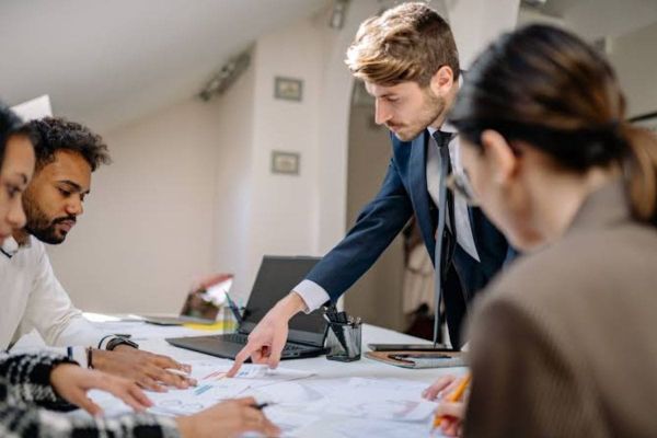 From Sole Trader to Structured Business: When and How Dubai SMEs Should Formalize Operations