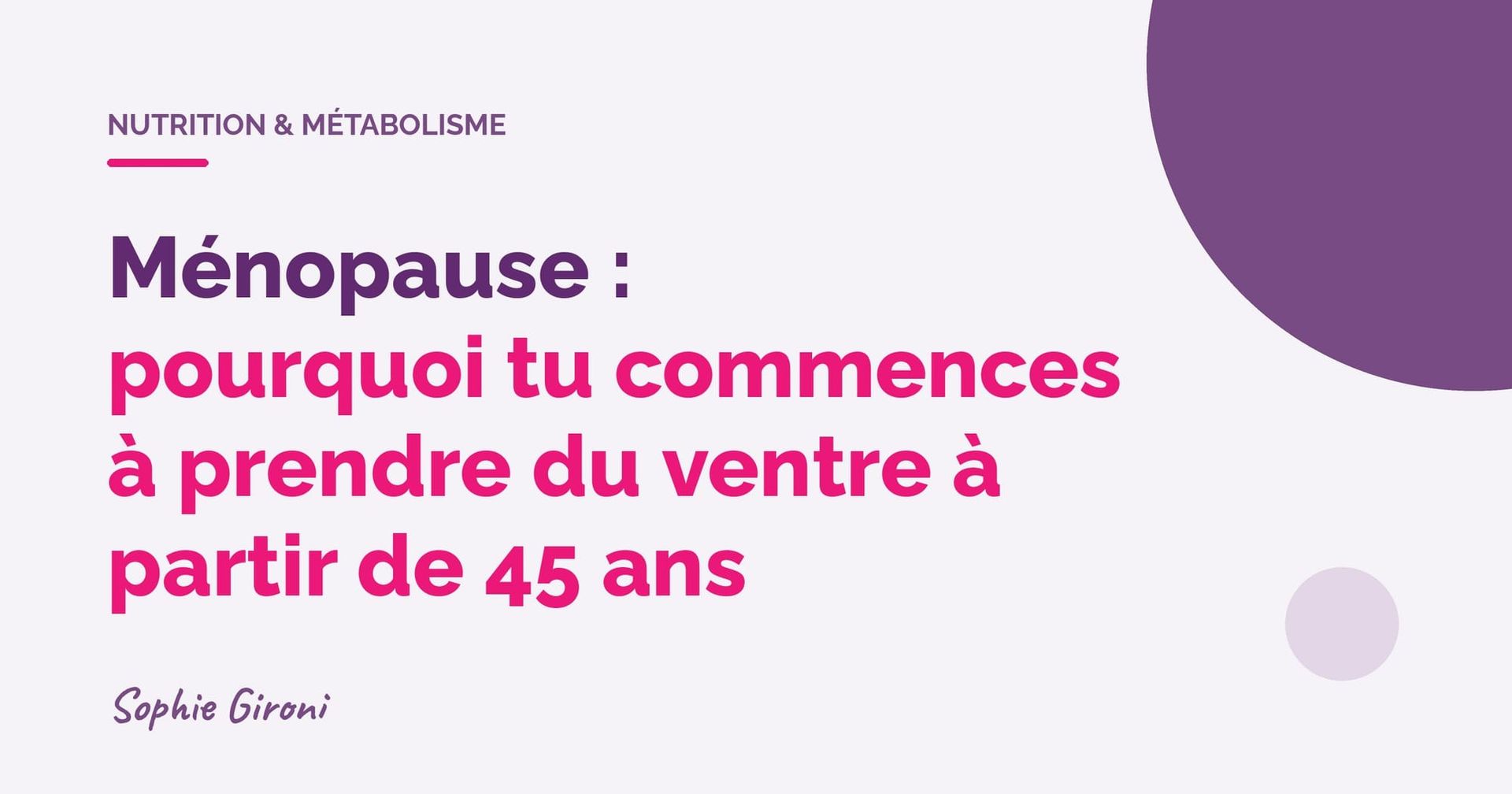 Femme de la cinquantaine devant la fenêtre de sa chambre au petit matin, tasse de café à la main