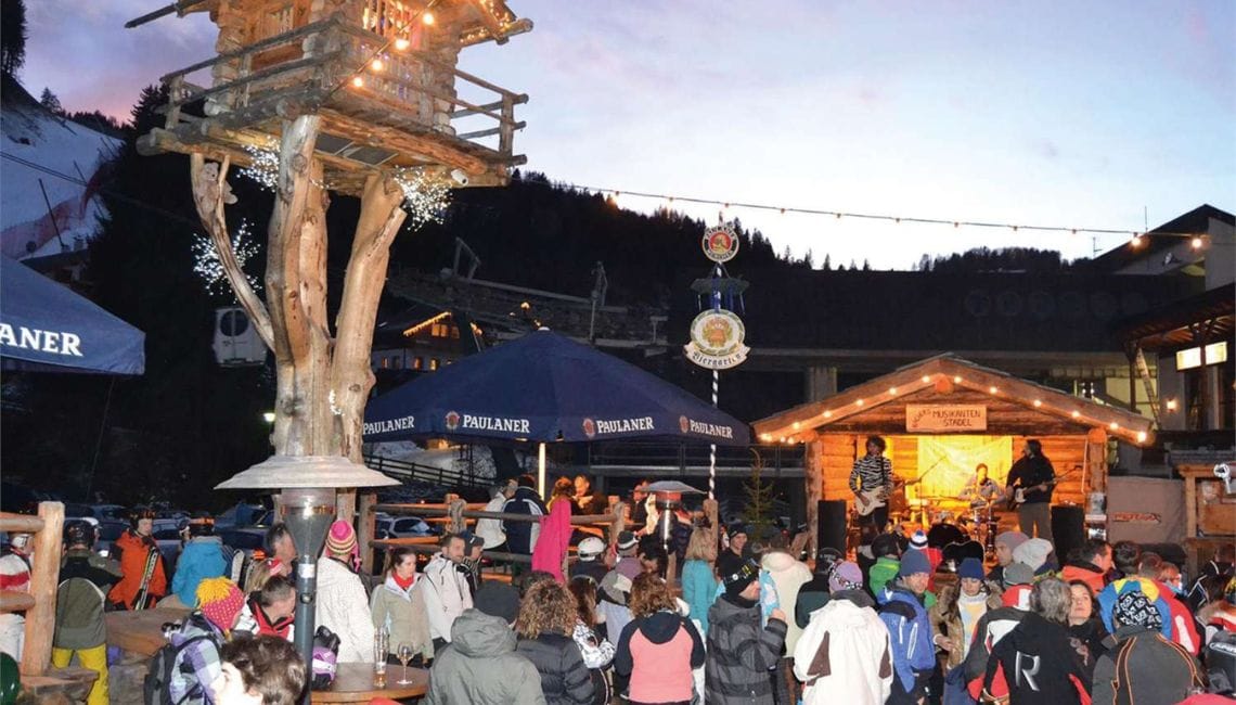 Crowds enjoy live music at Snowbar