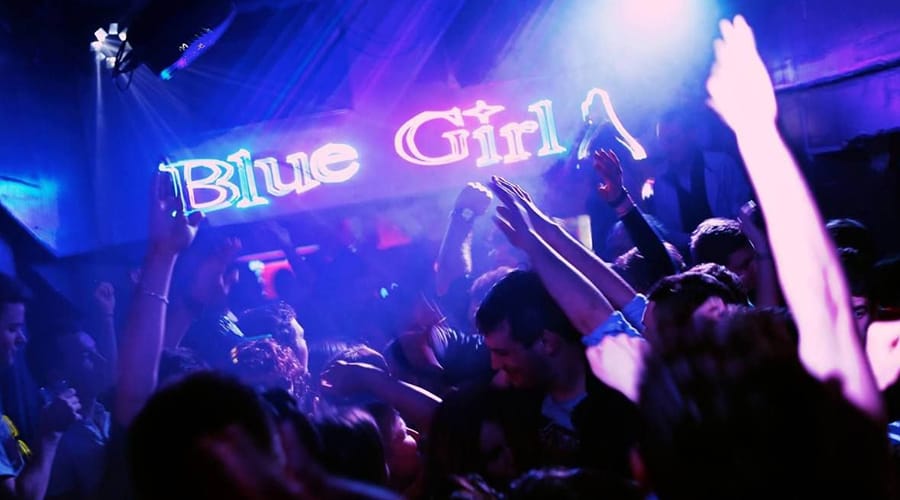 Crowds dancing at Blue Girl Tignes