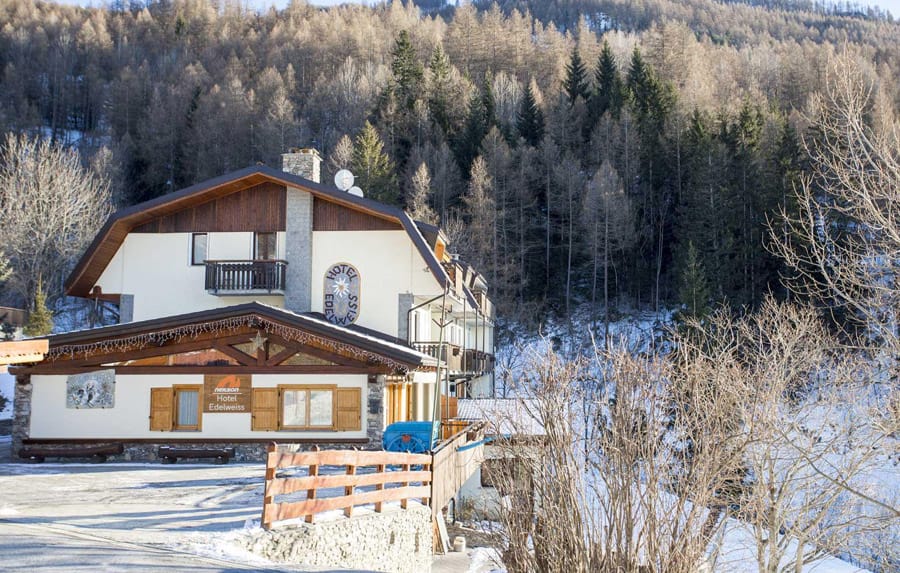 Chalet Hotel Edelwiss in Sauze d'Oulx with trees in background