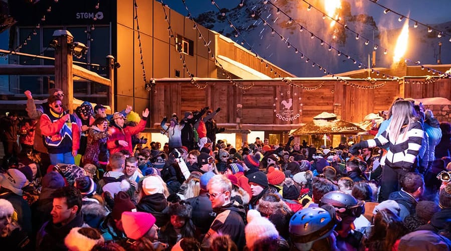 Crowds dancing in Cocorico Tignes