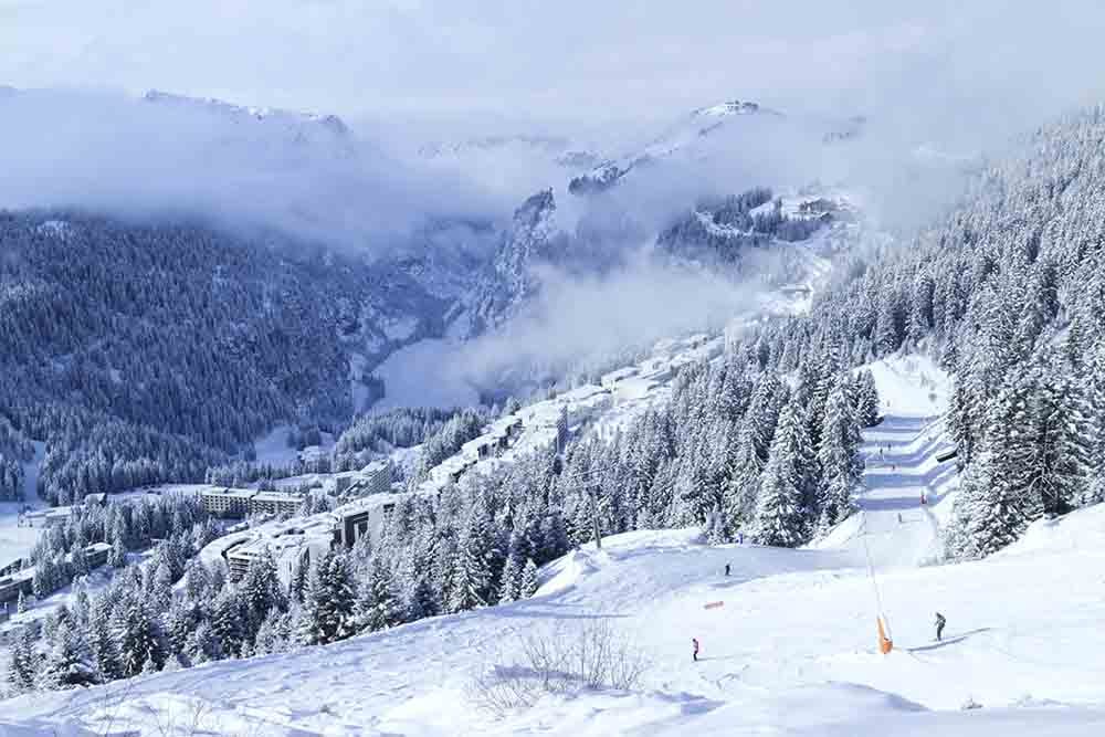 Tree-lined run into Flaine with town visible below