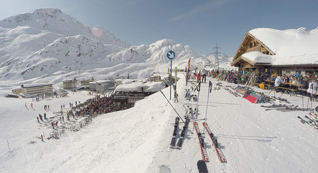 Hospiz Alm mountain hut to the right with plenty of people sitting and eating