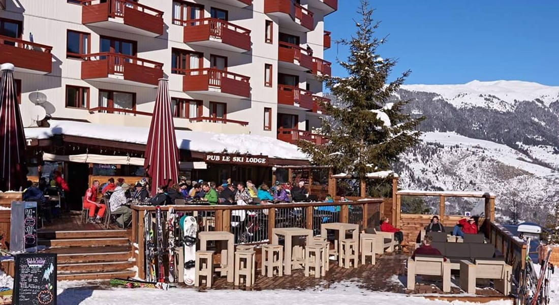 Outdoor sun terrace of Pub le Ski Lodge
