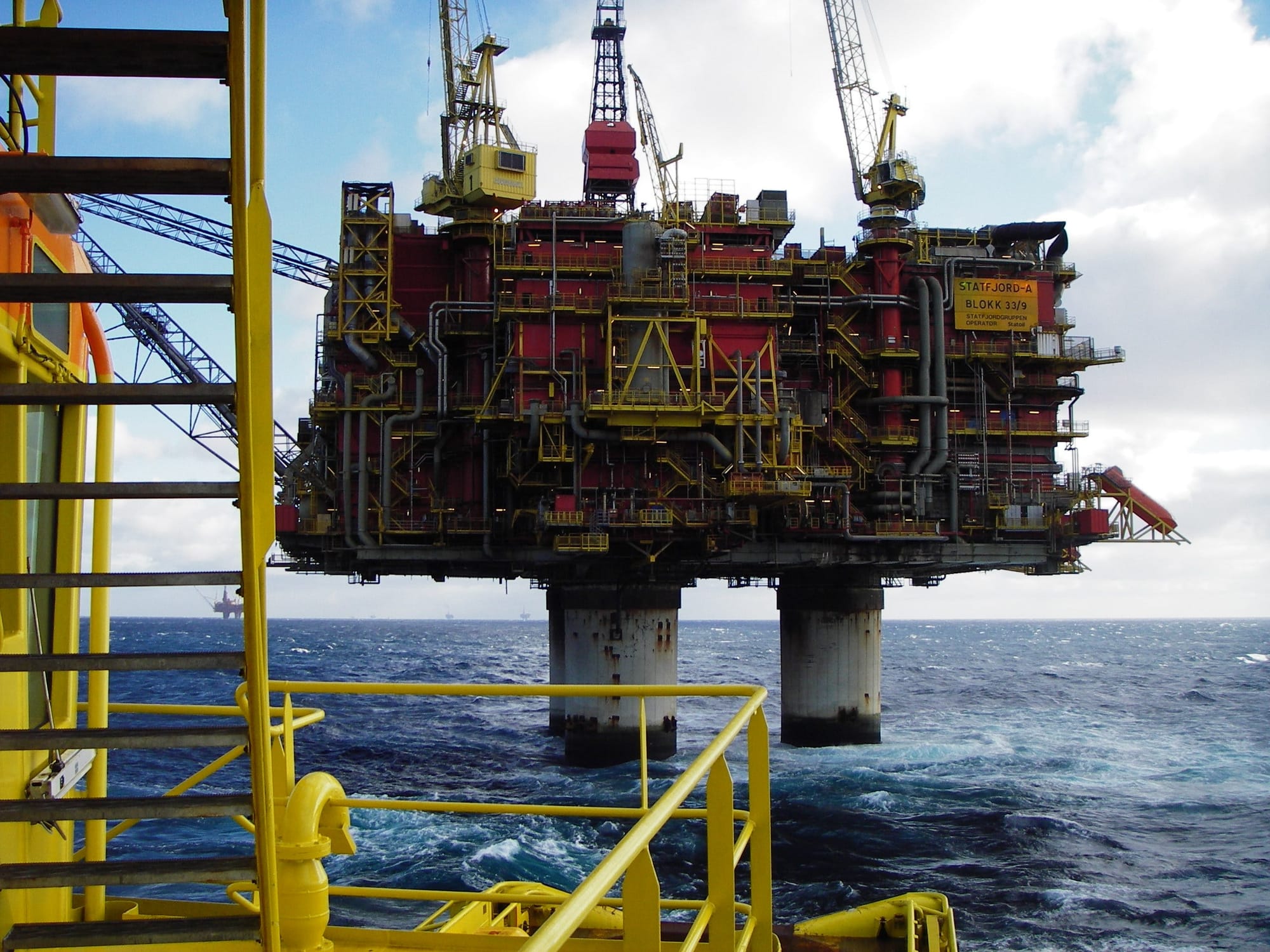 http://papundits.files.wordpress.com/2008/05/statfjord_a-oilrig-12c.jpg