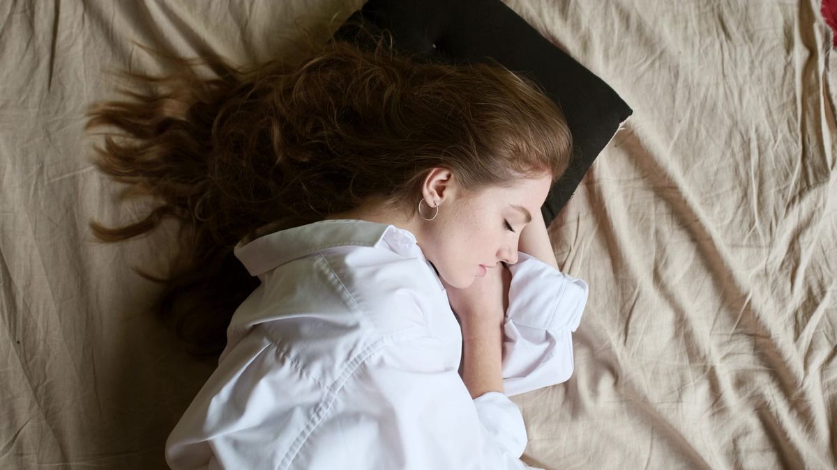 woman sleeping. optimizing your sleep naturally.