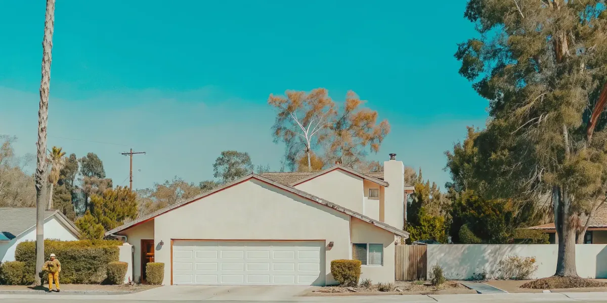 A Southern California home with defensible space, a key part of wildfire insurance readiness.