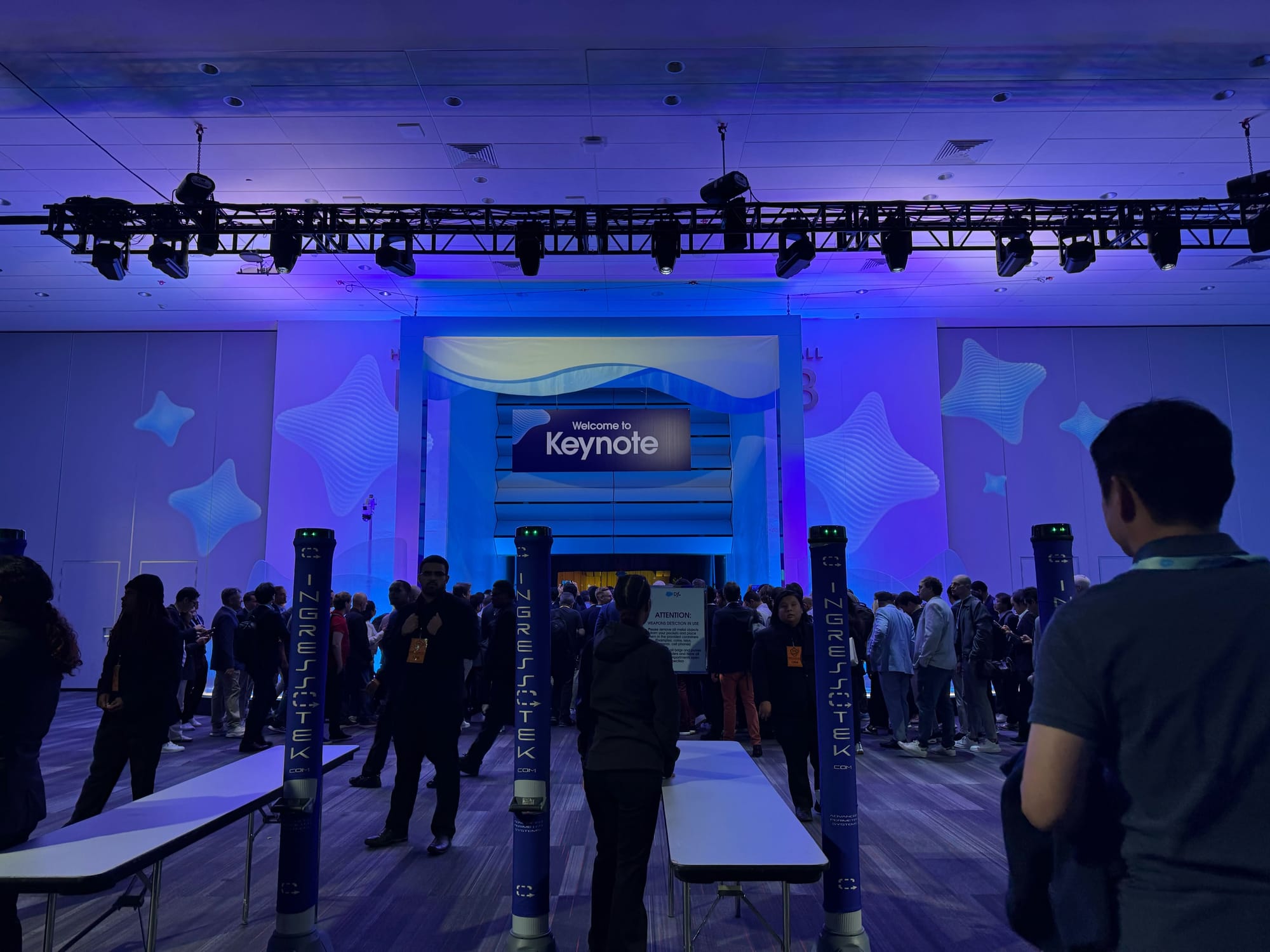 드림포스 2026 메인 키노트장 입구, 보안 검색대를 통과해 입장하는 참가자들과 'Welcome to Keynote' 표지판