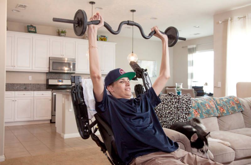 💪 First paralyzed person to be treated with stem cells is making big progress