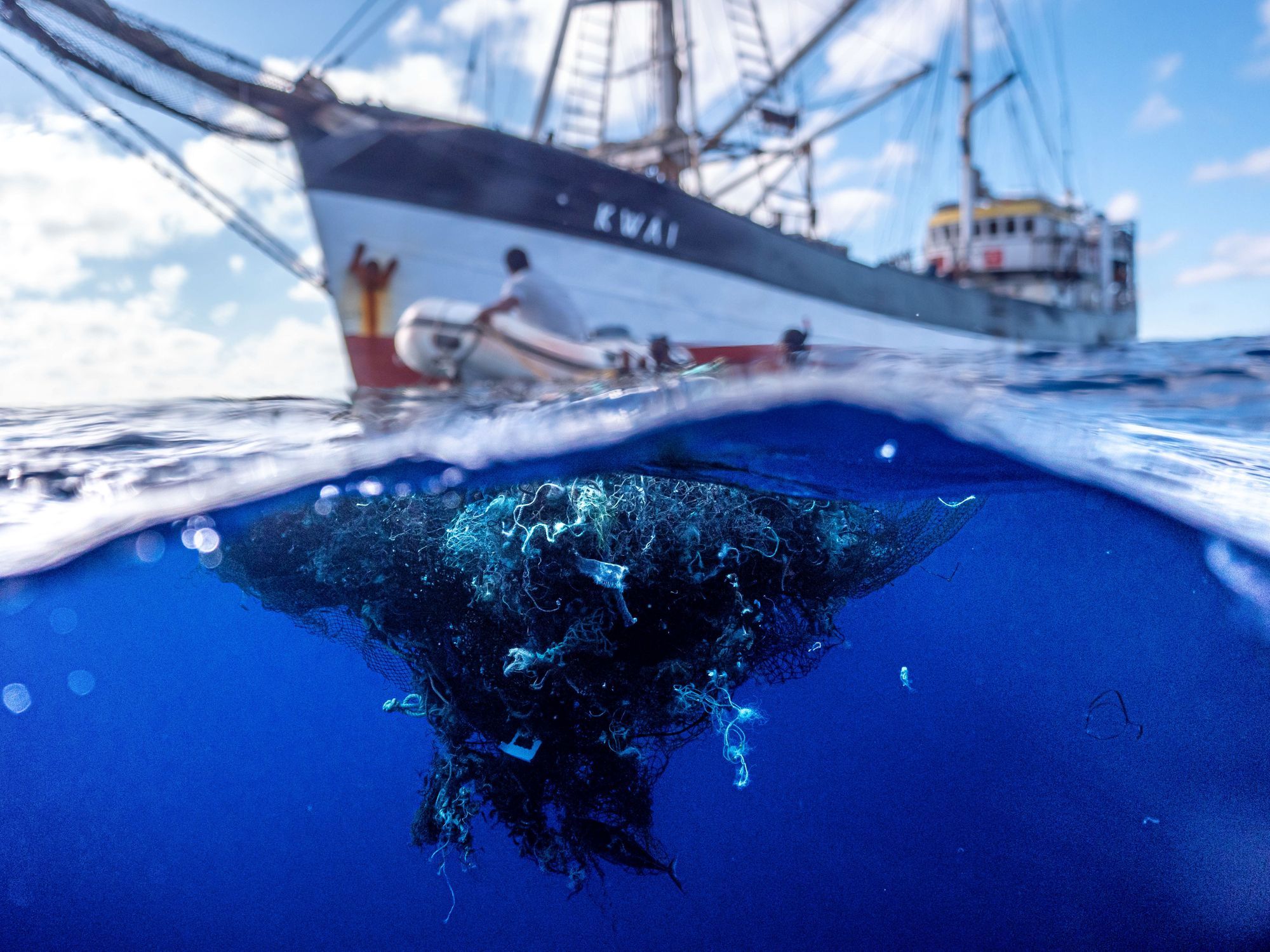 🐳 "Plastic fisherman" records record catches of plastic debris from the sea