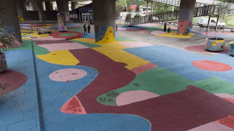 🎨 Street art can make it safer for pedestrians to cross the road