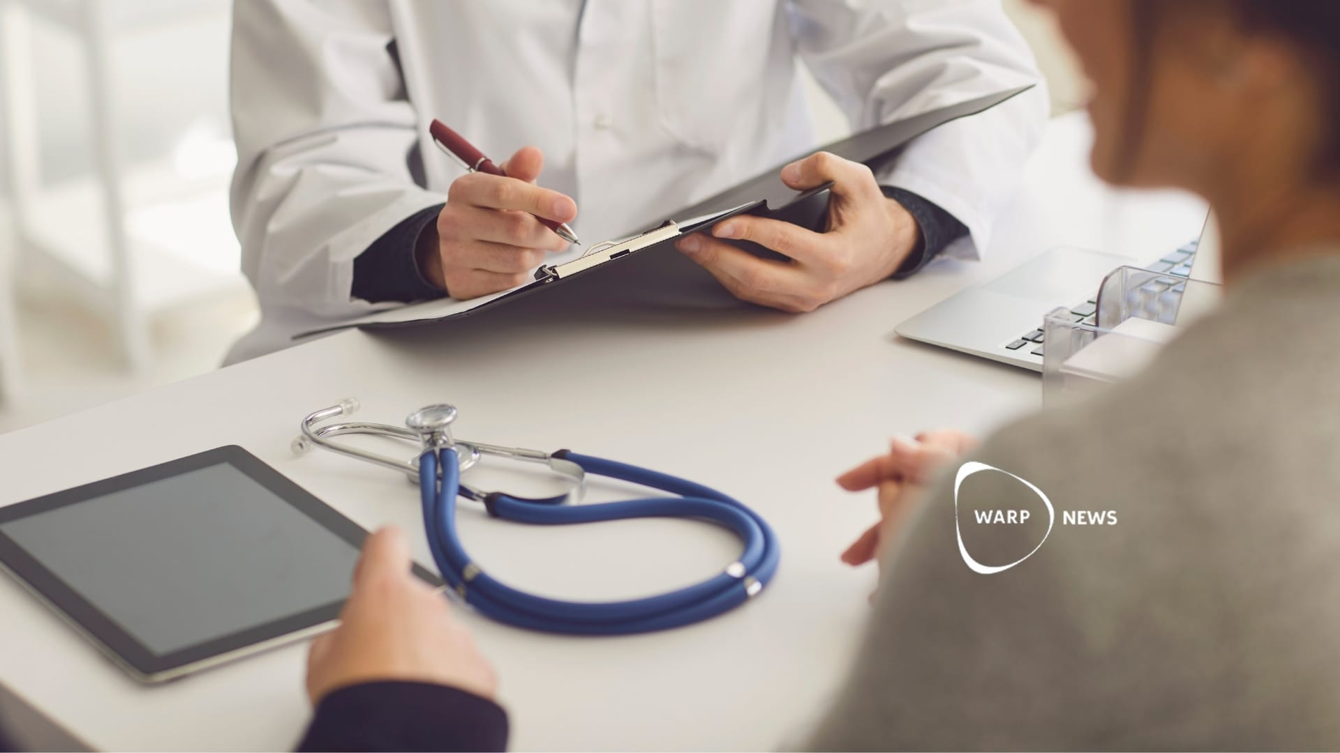 🩺 AI system diagnoses patients four times better than experienced doctors