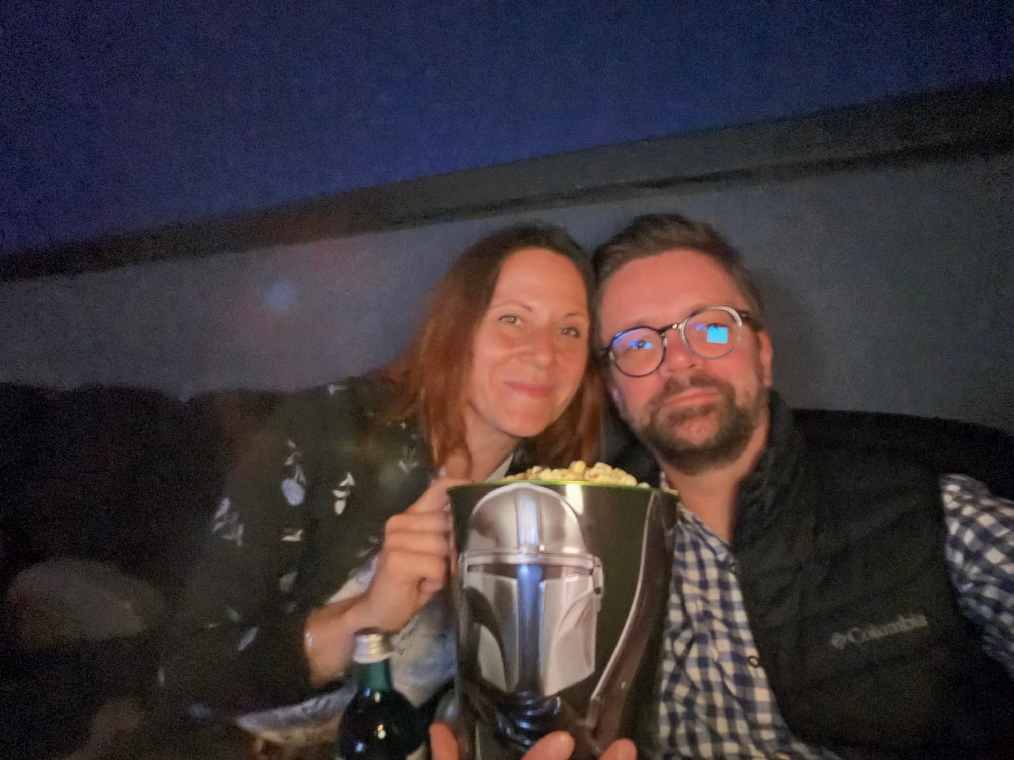 Nicole und ich im Cinestar mit dem Mandalorian-Popcorneimer aus Blech vor dem Film The Mandalorian and Grogu (© Roman Jasiek)