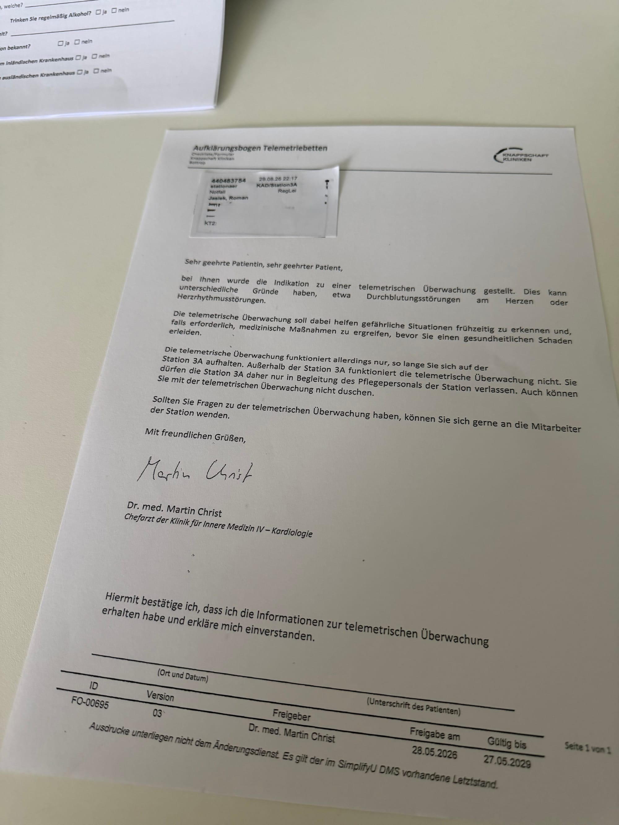 Ein medizinisches Dokument der Knappschaft Kliniken mit der Überschrift Aufklärungsbogen Telemetriebetten auf einem Tisch. © Roman Jasiek