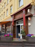 Eingang des koreanischen Restaurants Seoul Garten in Magdeburg mit bunten Blumenkästen und Laternen © Roman Jasiek
