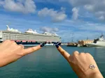 Nicoles Hände rahmen spielerisch die Mein Schiff Relax im Hafen von Las Palmas de Gran Canaria ein (© Roman Jasiek)