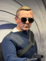 Meine beiden neuen Mitbewohner: Eine Vitrine von Brottar... und Mr. Bond