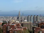 Skyline von Barcelona vom Park Güell aus: Häusermeer mit der Sagrada Família im Zentrum und Baukran, Mittelmeer im Hintergrund (© Nicole Isensee)