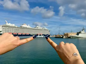 Nicoles Hände rahmen spielerisch die Mein Schiff Relax im Hafen von Las Palmas de Gran Canaria ein (© Roman Jasiek)