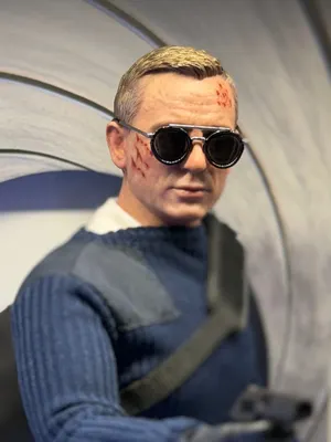 Meine beiden neuen Mitbewohner: Eine Vitrine von Brottar... und Mr. Bond