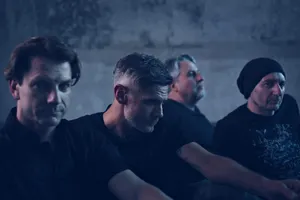Pressefoto der Band diorama: vier Bandmitglieder in düsterem Blaulicht, nachdenkliche Stimmung, Nahaufnahme der Gesichter (© Thomas Wuhrer)