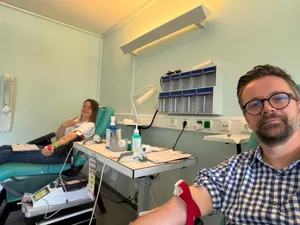 Nicole und ich beim gemeinsamen Blutspenden im Blutspende-Spot des Universitätsklinikums Magdeburg (© Roman Jasiek)