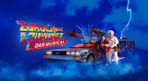 Offizielles Key-Art-Poster zu „Zurück in die Zukunft – Das Musical": Marty McFly und Doc Brown lehnen am DeLorean vor blauem Gewitterhimmel, Logo in roter und goldener Schrift