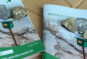 Wandertag im Harz, Teil 4: Yay, die ersten Harzer Wandernadeln sind unsere!
