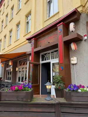 Eingang des koreanischen Restaurants Seoul Garten in Magdeburg mit bunten Blumenkästen und Laternen © Roman Jasiek