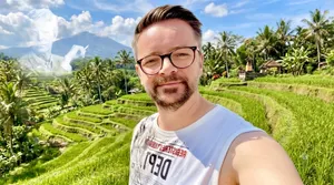 Der verlorene Gedanke, oder: Die fast wahre Geschichte (m)eines Lebens, Kapitel 1: Bali und der Geist von David Bowie (Teil 1: Nyoman)