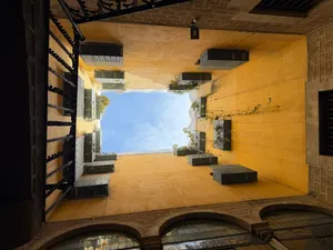 Das schöne Bild: In einem Hinterhof von Barcelona, Spanien