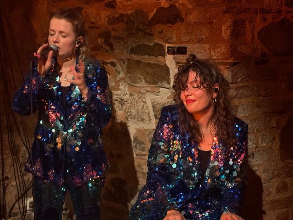 Herzchen in den Augen: UMME BLOCK live am 16.10.2025 in der Moritzbastei in Leipzig