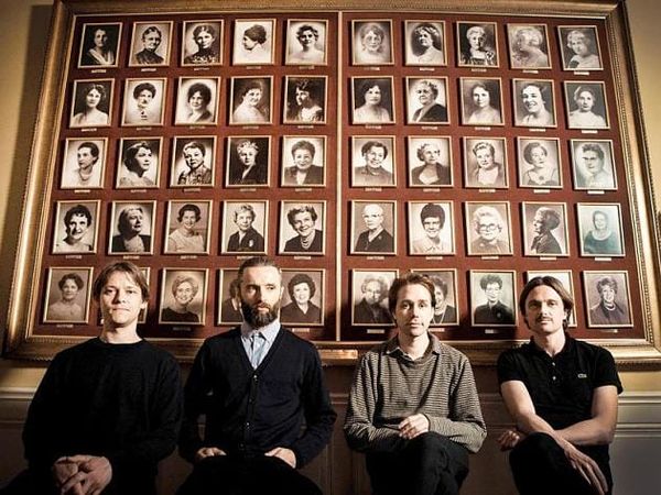 In Teilen fast schon eine Rockoper: +- von Mew