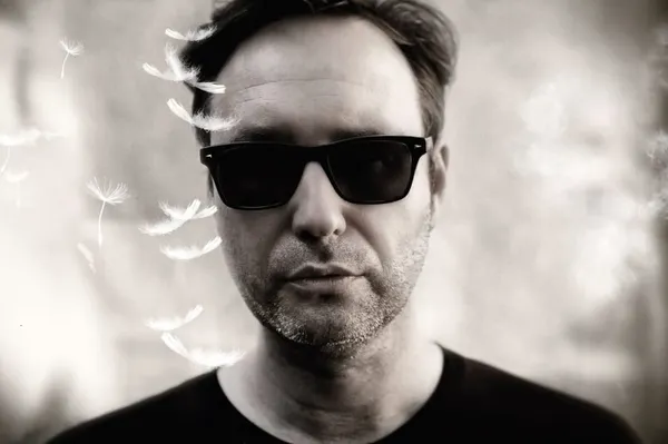 Psychologieprofessor und Seabound-Frontmann Frank M. Spinath veröffentlicht Solo-Album: Lionhearts. Der vermutlich größte Electro-Wurf des Jahres.