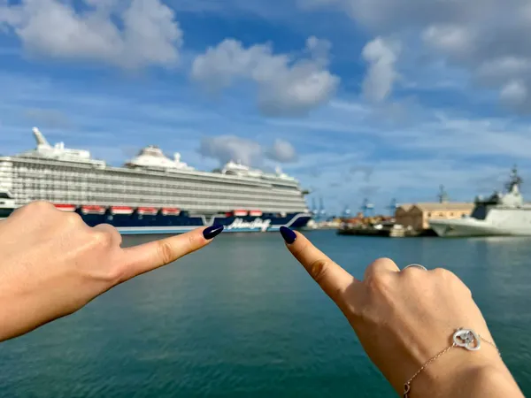 Nicoles Hände rahmen spielerisch die Mein Schiff Relax im Hafen von Las Palmas de Gran Canaria ein (© Roman Jasiek)