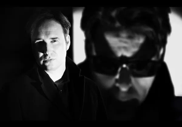 Düster, vielschichtig, Film noir zum Hören: Red Flags von Ghost & Writer