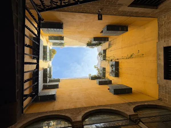 Das schöne Bild: In einem Hinterhof von Barcelona, Spanien