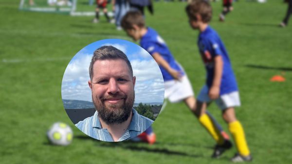 Tjærnås: - Barn på 13 år får agenter