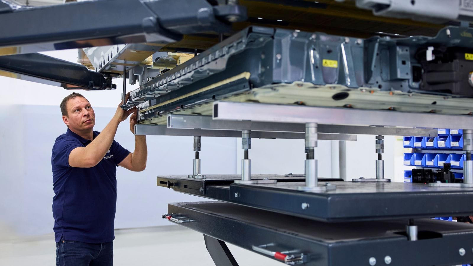 BMW iX5 hydrogen tank design under car