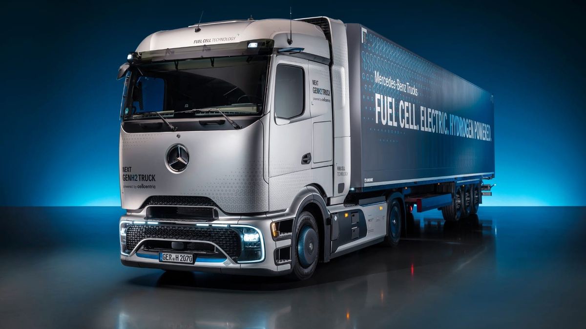 Mercedes-Benz NextGenH2 liquid hydrogen fuel cell truck in studio.