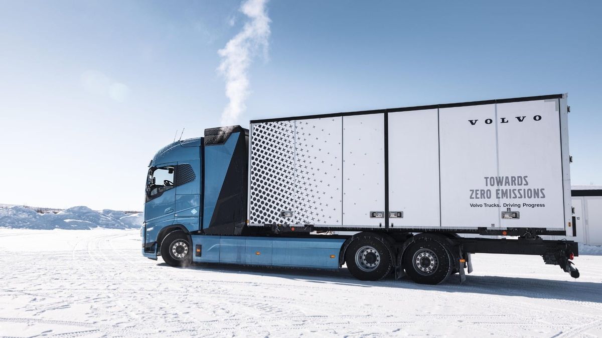 Volvo hydrogen fuel cell truck under winter testing in the H2Accelerate TRUCKS project