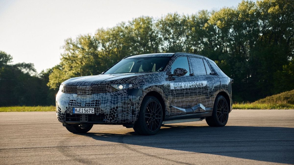 BMW iX5 hydrogen model coming in 2028.