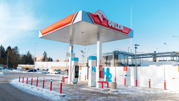 Orlen hydrogen refuelling station in Piła, Poland, with dual pressure dispensers for buses and cars. © Orlen